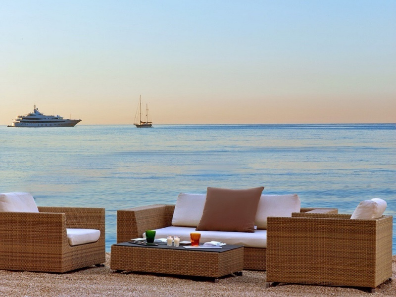 于摩纳哥艾美酒店私属海滩饱览地中海的壮阔景致